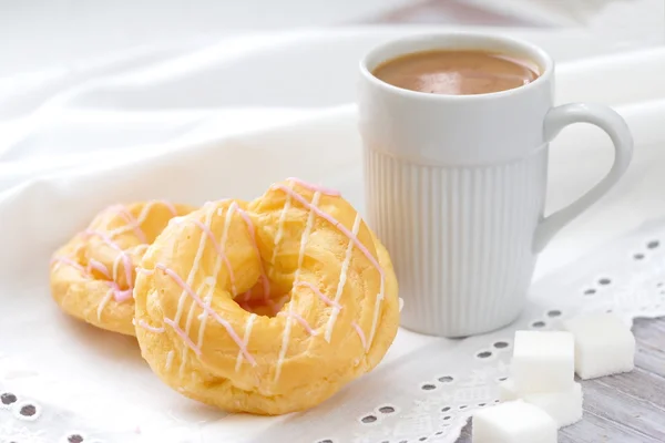 Donuts con crema y café — Foto de Stock