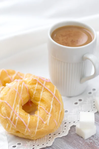 Donuts con crema y café — Foto de Stock