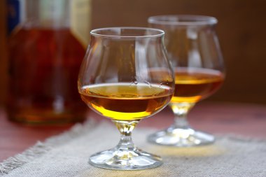 Masada bir bardak konyak.