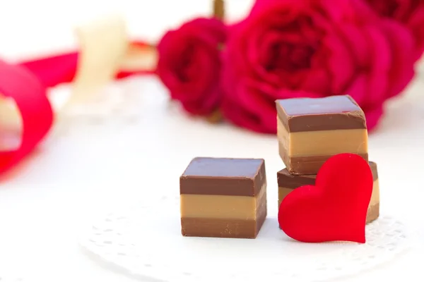 Valentine hari cokelat dan mawar merah — Stok Foto