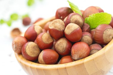 Tahta bir kasede fındık 