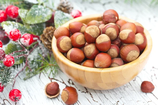 Орехи в деревянной миске — стоковое фото