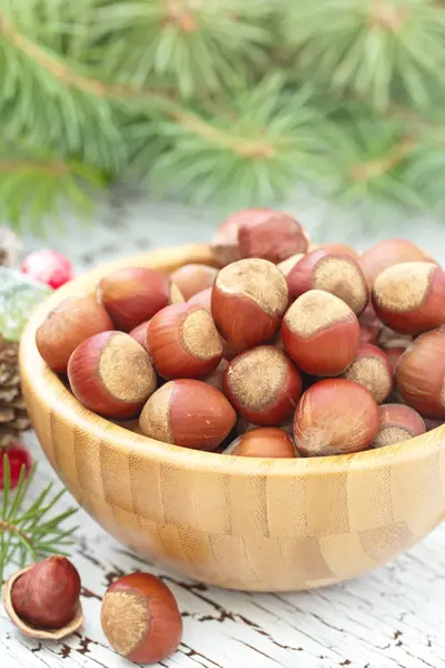 Hazelnoten in een houten schaal — Stockfoto