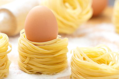 Spagetti yuva ve yumurta