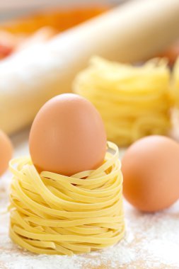 Spagetti yuva ve yumurta