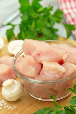 Çiğ tavuk pişirmek için hazırlanan