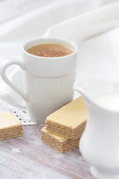 Gofres con crema de chocolate y café — Foto de Stock