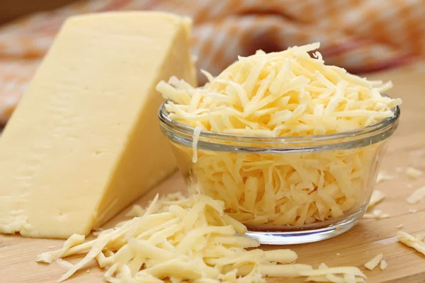 Geriebener Käse in einer Glasschüssel — Stockfoto