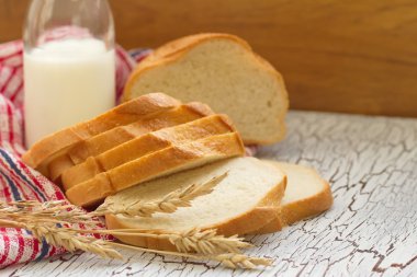 Dilimlenmiş kepekli ekmek ve süt