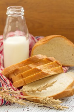 Dilimlenmiş kepekli ekmek ve süt