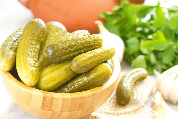 Ahşap bir kabın içinde salatalık turşusu