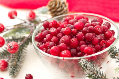 bir kase dondurulmuş böğürtlen