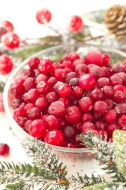 bir kase dondurulmuş böğürtlen