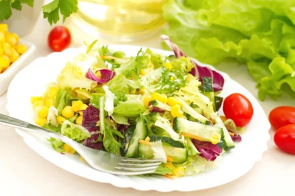 Insalata di verdure fresche con olio — Foto Stock