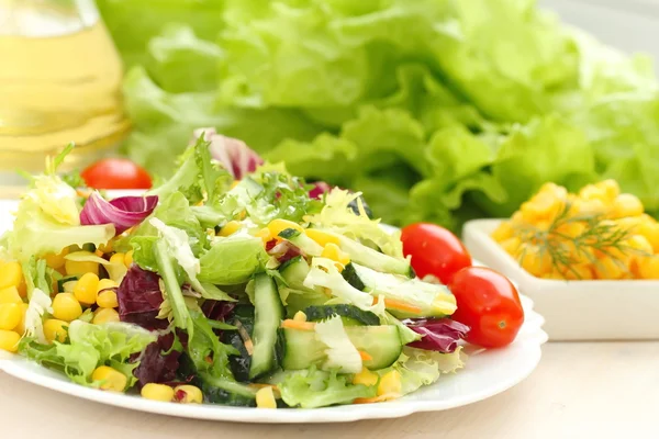 Comida Vegan. Salada feita de legumes frescos com óleo — Fotografia de Stock