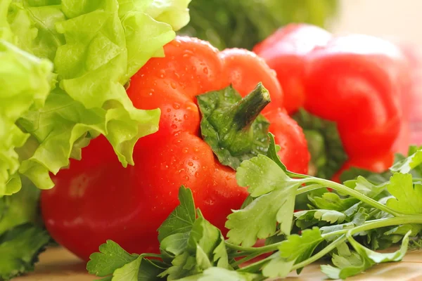 Legumes frescos. Pimenta vermelha madura com salada verde — Fotografia de Stock