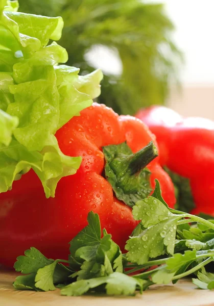 Frisches Gemüse. reife rote Paprika mit grünem Salat — Stockfoto