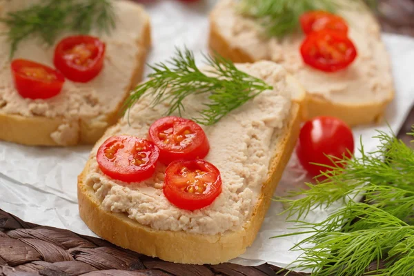 Sandwich petit déjeuner avec pâte maison, tomates et légumes verts — Photo