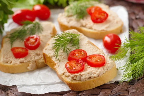 Sandwich petit déjeuner avec pâte maison, tomates et légumes verts — Photo