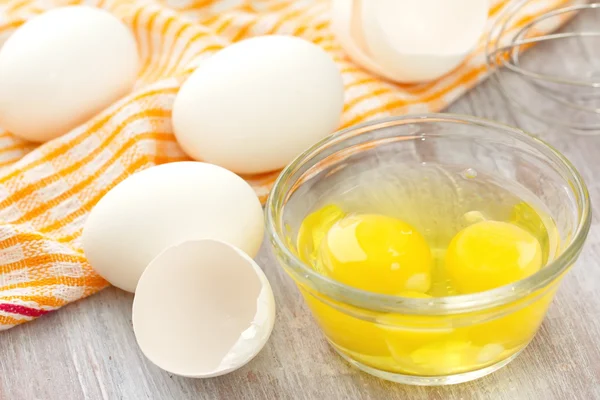 Preparando comida. Huevos de pollo crudos . — Foto de Stock