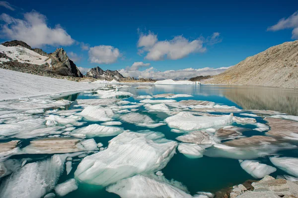 Icebergs Dans Lac Chuebodenhorn Suisse Été — Photo