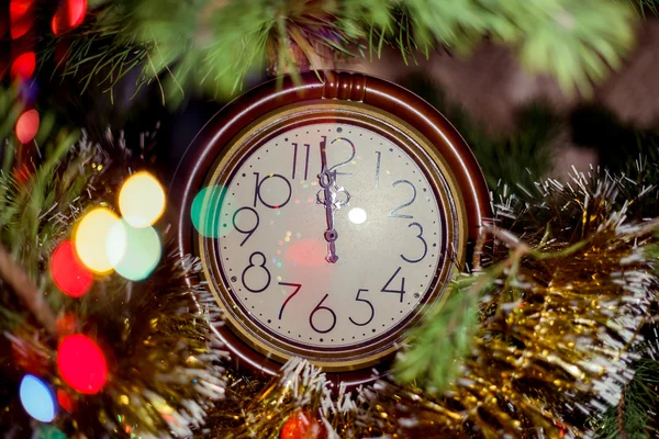 시계 크리스마스 나무에 — 스톡 사진