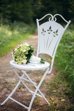 gelin buketi beyaz çiçek ve yeşillik üzerinde vintage bir sandalyem