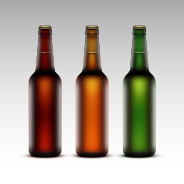 Etiketsiz koyu bira ile cam şeffaf şişe seti