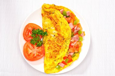 Domates, biber, jambon, fesleğen ile lezzetli omlet