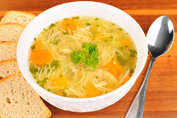 Tigela com sopa de frango com legumes e carne de frango, torrada — Fotografia de Stock