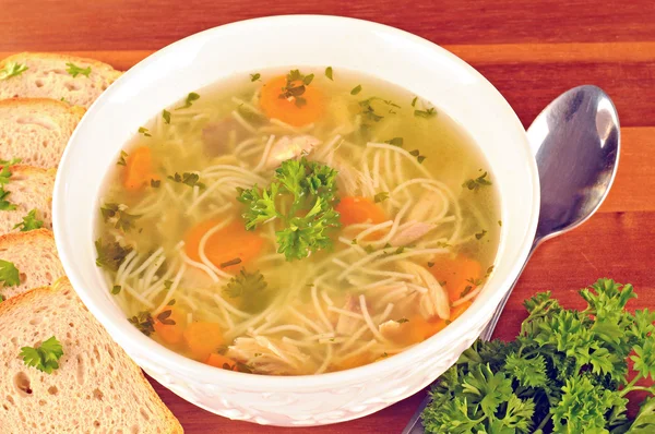 Миска з курячим супом з овочами та курячим м'ясом, підсмажена Ліцензійні Стокові Фото