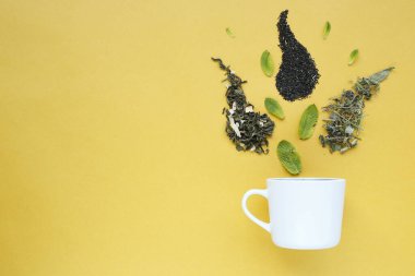 Beyaz fincan, farklı çay türlerinden duman. Güzel bir arka planda. Yüksek kalite fotoğraf