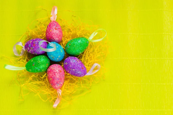 Renkli, elle boyanmış, parlak, sarı bahar arkaplanlı pastel Paskalya yumurtaları. Yüksek kalite fotoğraf