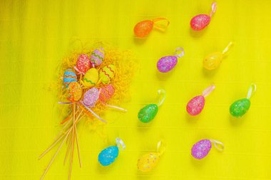Renkli, elle boyanmış, parlak, sarı bahar arkaplanlı pastel Paskalya yumurtaları. Yüksek kalite fotoğraf