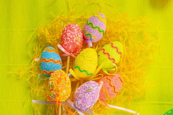 Renkli, elle boyanmış, parlak, sarı bahar arkaplanlı pastel Paskalya yumurtaları. Yüksek kalite fotoğraf