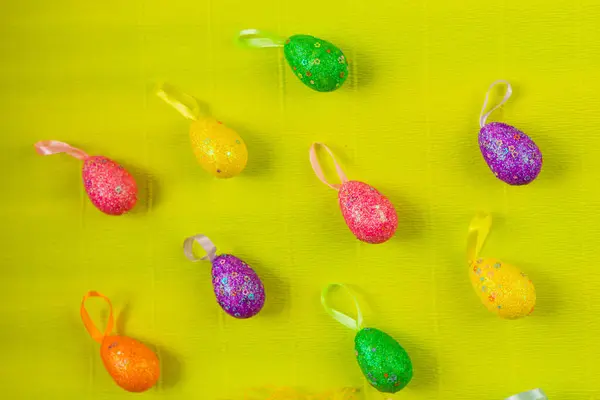 Renkli, el boyaması, pastel Paskalya yumurtaları, parlak, sarı, bahar arkaplanı.