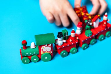 Çocuk Noel oyuncak treniyle oynuyor..