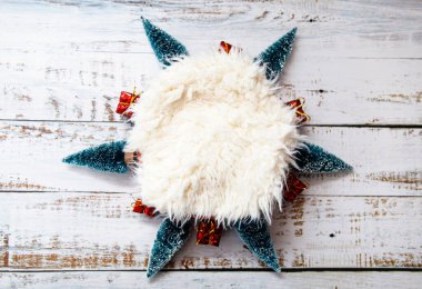 Tatil süslemeleri ile yeni doğan Noel dijital arka planı