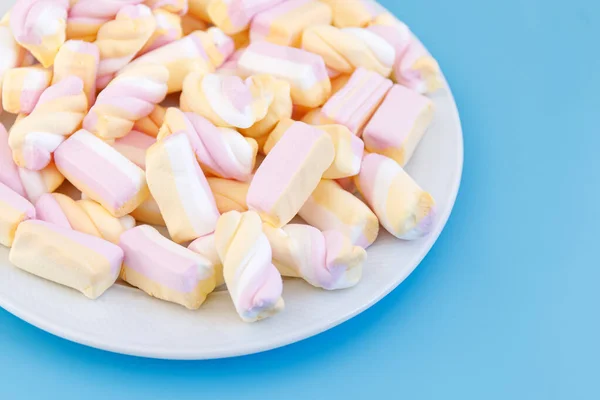 Πολύχρωμο Φόντο Marshmallows Χώρο Αντίγραφο Στο Πάνω Μέρος Κοντινό Πλάνο — Φωτογραφία Αρχείου