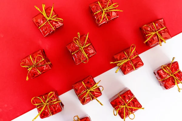 Красные Подарки Украшения Декоративного Дизайна Изолированное Прошлое Рождество Новогодний Концепт — стоковое фото