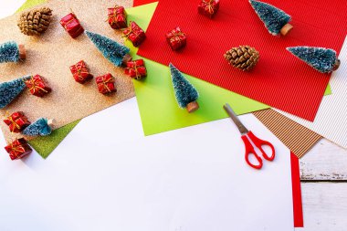 Kağıt tasarımı için kırsal Noel el sanatları. Geleneksel tatil. Kış dönemi. Mutlu noeller. Kırsal hediye kutusu. Noel arkaplanı. Kırmızı arka plan. Kar tatili. Noel hediyesi.