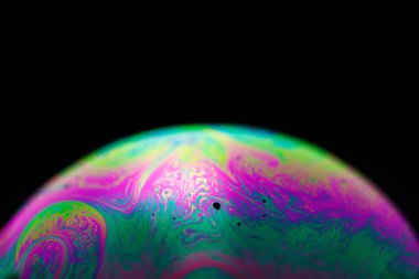 Siyah arka planda gökkuşağı sabun köpüğü. Renkli bir yüzeye yakın çekim.