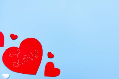 Sevgililer Günü geçmişi. Kupalar pastel mavi arka planda. Sevgililer Günü konsepti. Düz konum, üst görünüm, kopyalama alanı