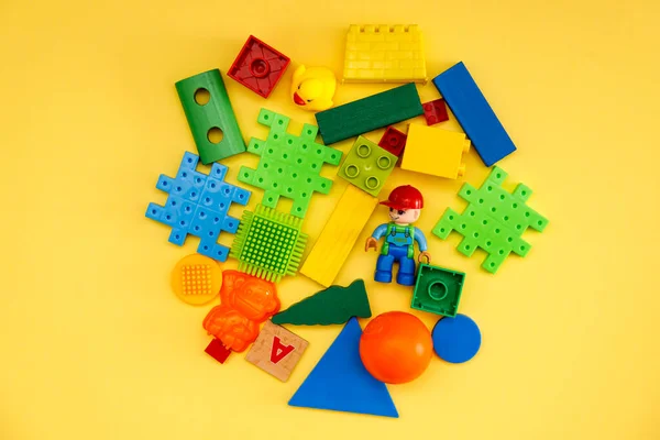 Bambino Bambini Giocattoli Sfondo Blocchi Colorati Sfondo Giallo — Foto Stock
