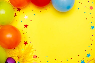 Sarı masa manzaralı renkli balonlar ve konfetiler. Şenlik ya da parti geçmişi. Düz yatış stili. Doğum günü tebrik kartı. Karnaval.