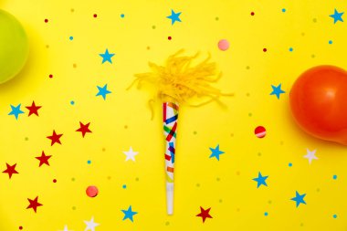 Sarı masa manzaralı renkli balonlar ve konfetiler. Şenlik ya da parti geçmişi. Düz yatış stili. Doğum günü tebrik kartı. Karnaval.