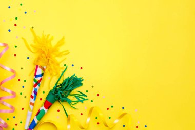 Sarı masa manzaralı renkli balonlar ve konfetiler. Şenlik ya da parti geçmişi. Düz yatış stili. Doğum günü tebrik kartı. Karnaval.