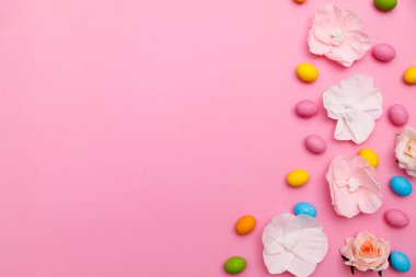 Paskalya tavşanı. Mutlu Paskalya tatili arka plan kavramı. Düz, ofis masasındaki modern kırsal pembe pastel kağıtta kutlama için aksesuarlı renkli tavşan yumurtası yatıyordu..