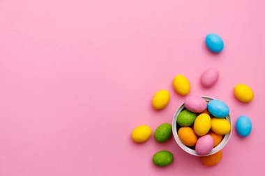 Paskalya tavşanı. Mutlu Paskalya tatili arka plan kavramı. Düz, ofis masasındaki modern kırsal pembe pastel kağıtta kutlama için aksesuarlı renkli tavşan yumurtası yatıyordu..