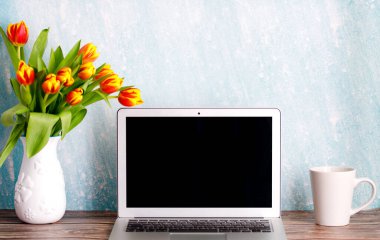 Kahve fincanı ve eski fotoğraf makinesiyle en az kadınsı ev bilgisayarı.